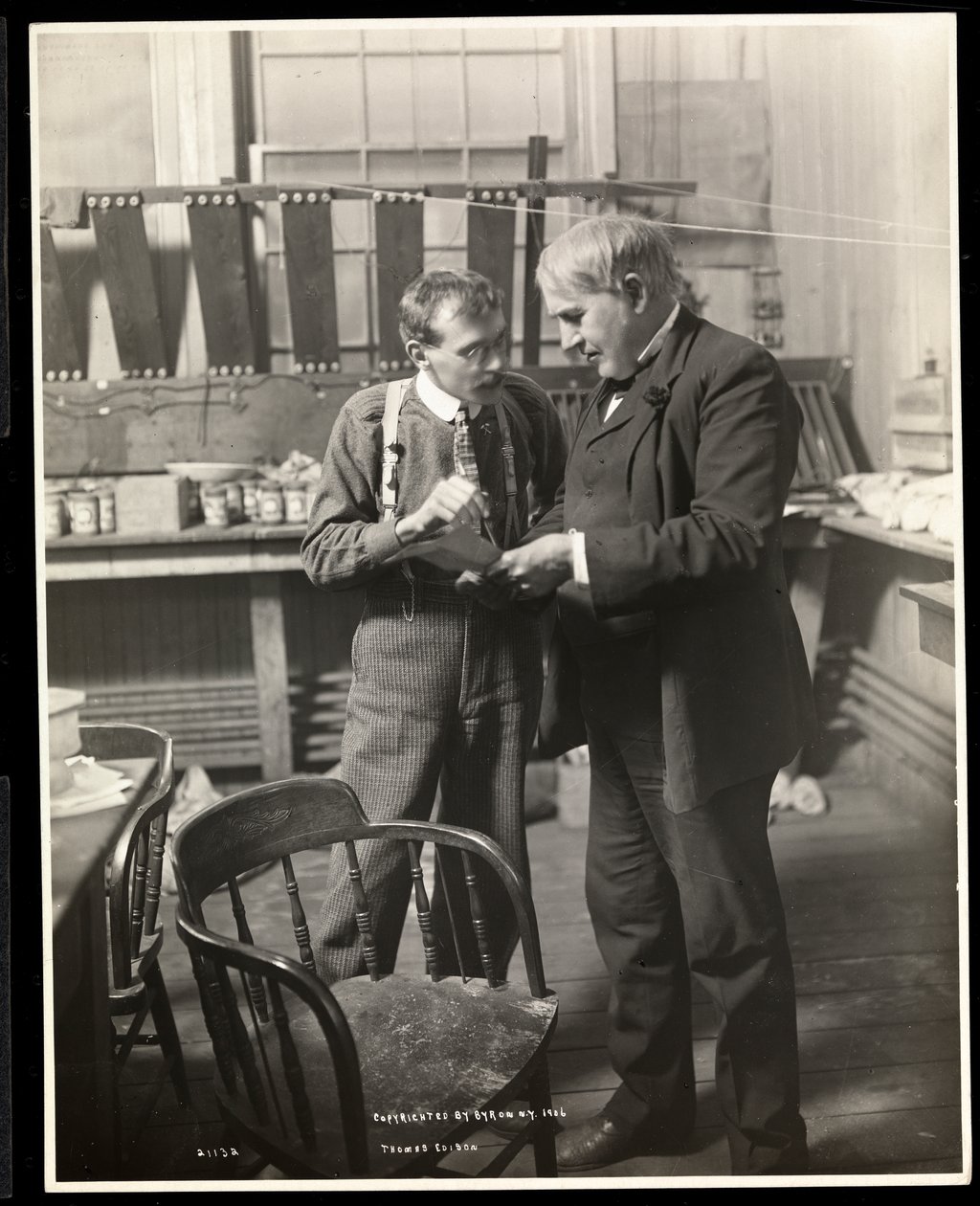 Thomas Edison i sit laboratorium, 1906 (sølv gelatinetryk) af Byron Company