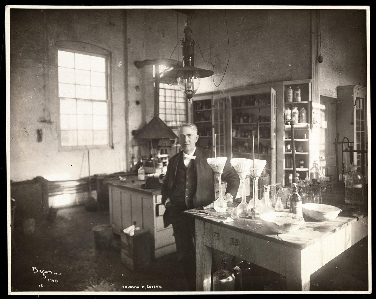 Thomas Edison i sit laboratorium, 1920 (sølv gelatinetryk) af Byron Company