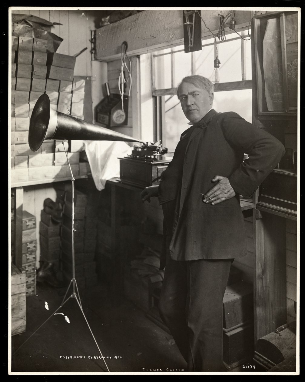 Thomas Edison står ved siden af en fonograf i sit laboratorium, 1920 (sølvgelatineprint) af Byron Company