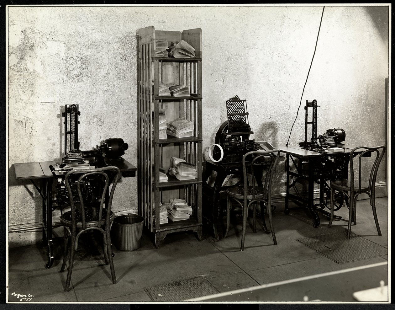 Tre adresseringsmaskiner på kontoret til Carolyn Laundry på 111 East 128th Street, East Harlem, New York, 1929 (sølv gelatinetryk) af Byron Company