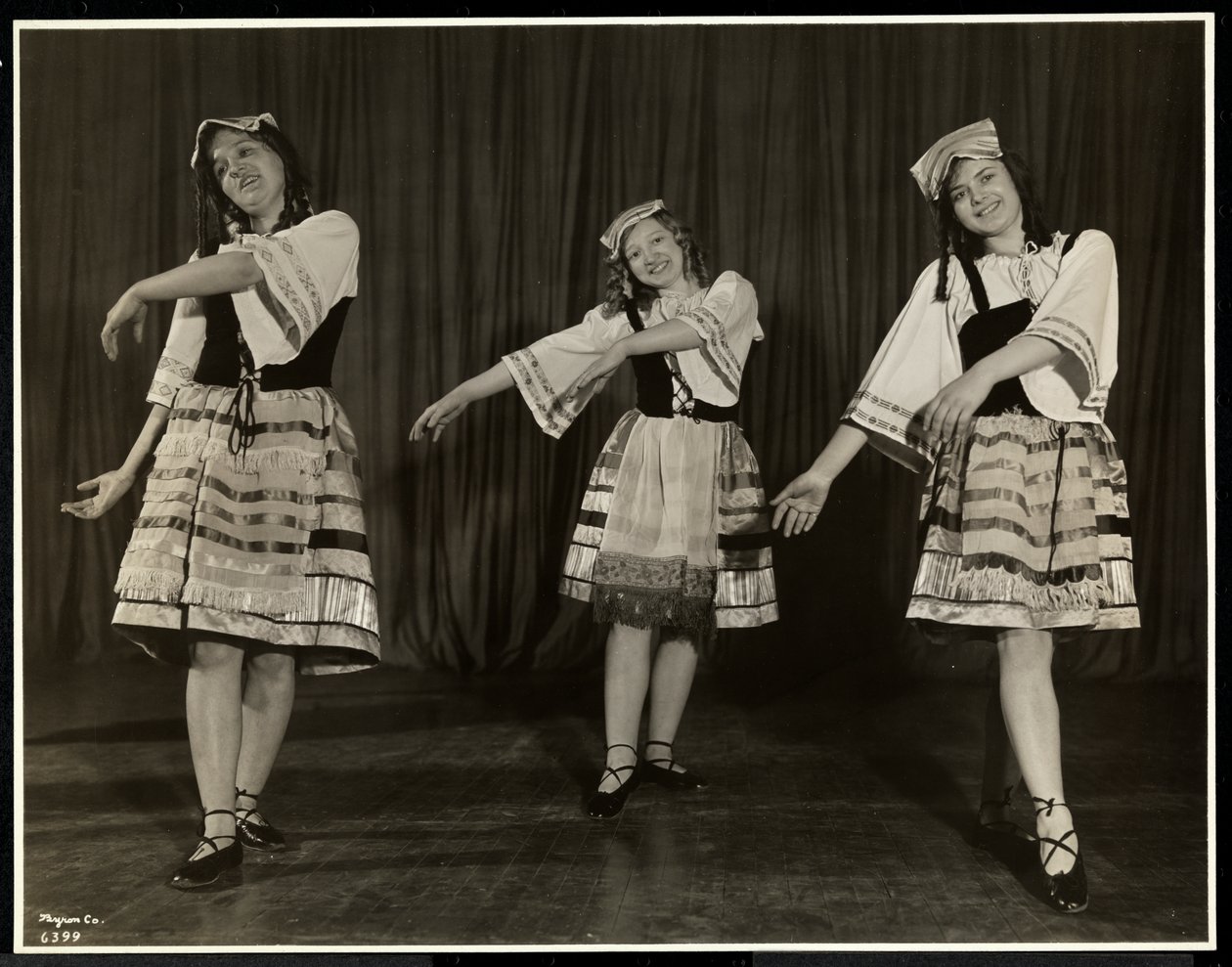 Tre unge blinde kvinder i kostume danser på scenen i et teaterstykke i New York Association for the Blind, New York, 1931 (sølvgelatineprint) af Byron Company