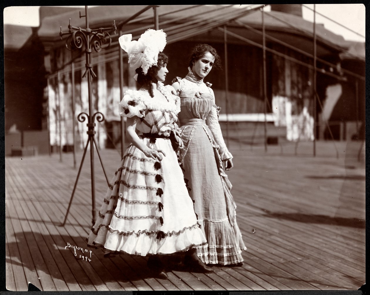 To skuespillerinder i kostume øver på taget af det, der sandsynligvis er New York Theatre, New York, 1900 (sølv gelatinetryk) af Byron Company
