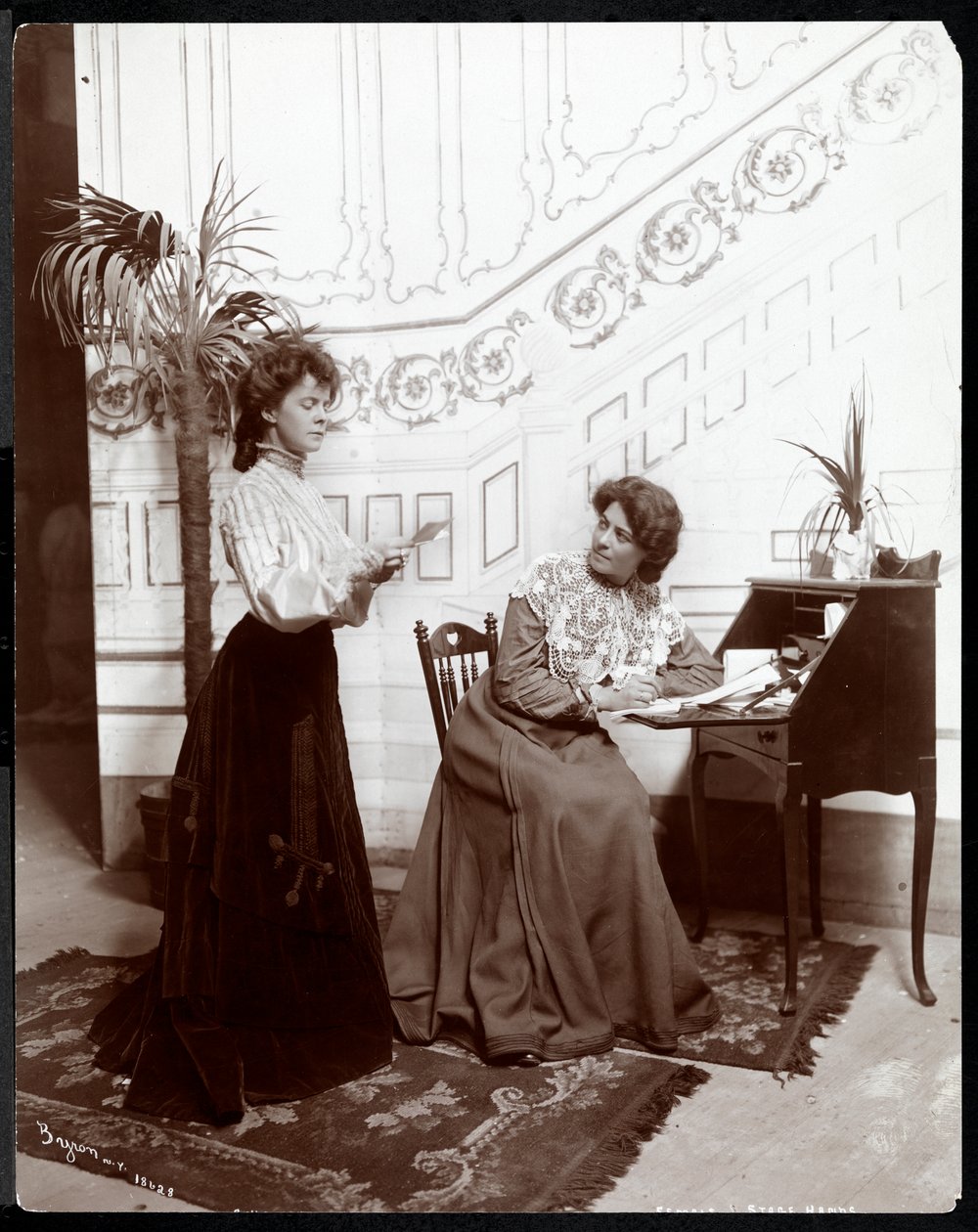 To kvindelige scenehænder på et scenesæt, skuespil, New York, 1904 (sølv gelatinetryk) af Byron Company