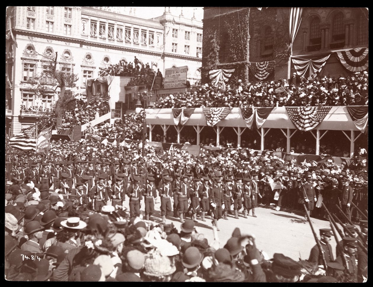 Udsigt fra oven over menneskemængden og en marcherende militærgruppe i Dewey-paraden på Fifth Avenue, New York, 1899 (sølvgelatineprint) af Byron Company