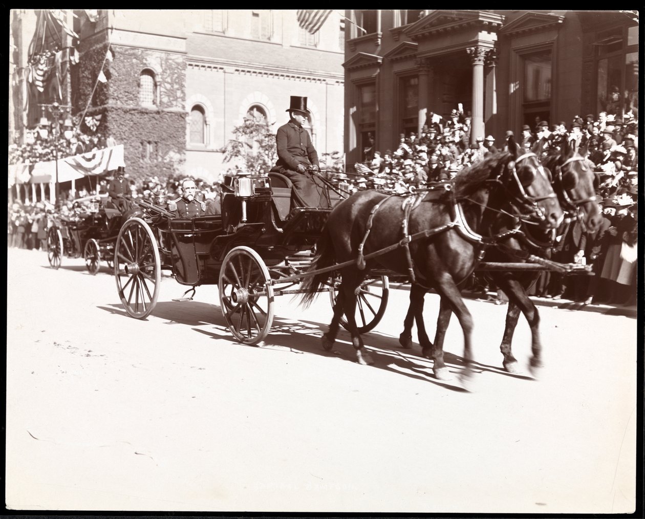 Udsigt over admiral Sampson i en vogn i Dewey Parade på Fifth Avenue, New York, 1899 (sølv gelatinetryk) af Byron Company