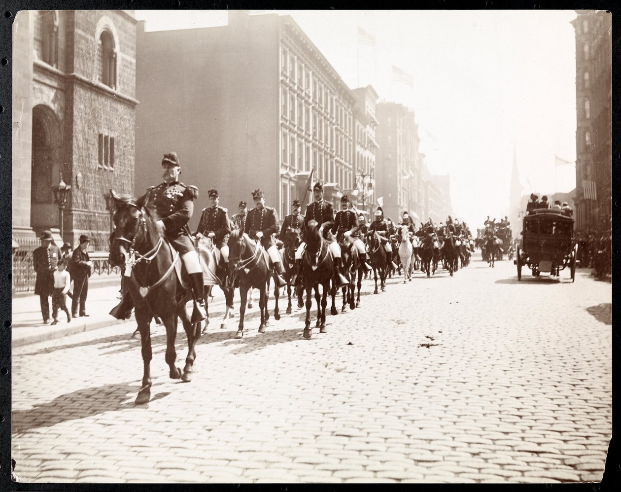 General McAlpin og John Jacob Astor i spidsen for en parade af guvernørens stab til hest på 5th Avenue, New York, 1909 (sølvgelatineprint) af Byron Company