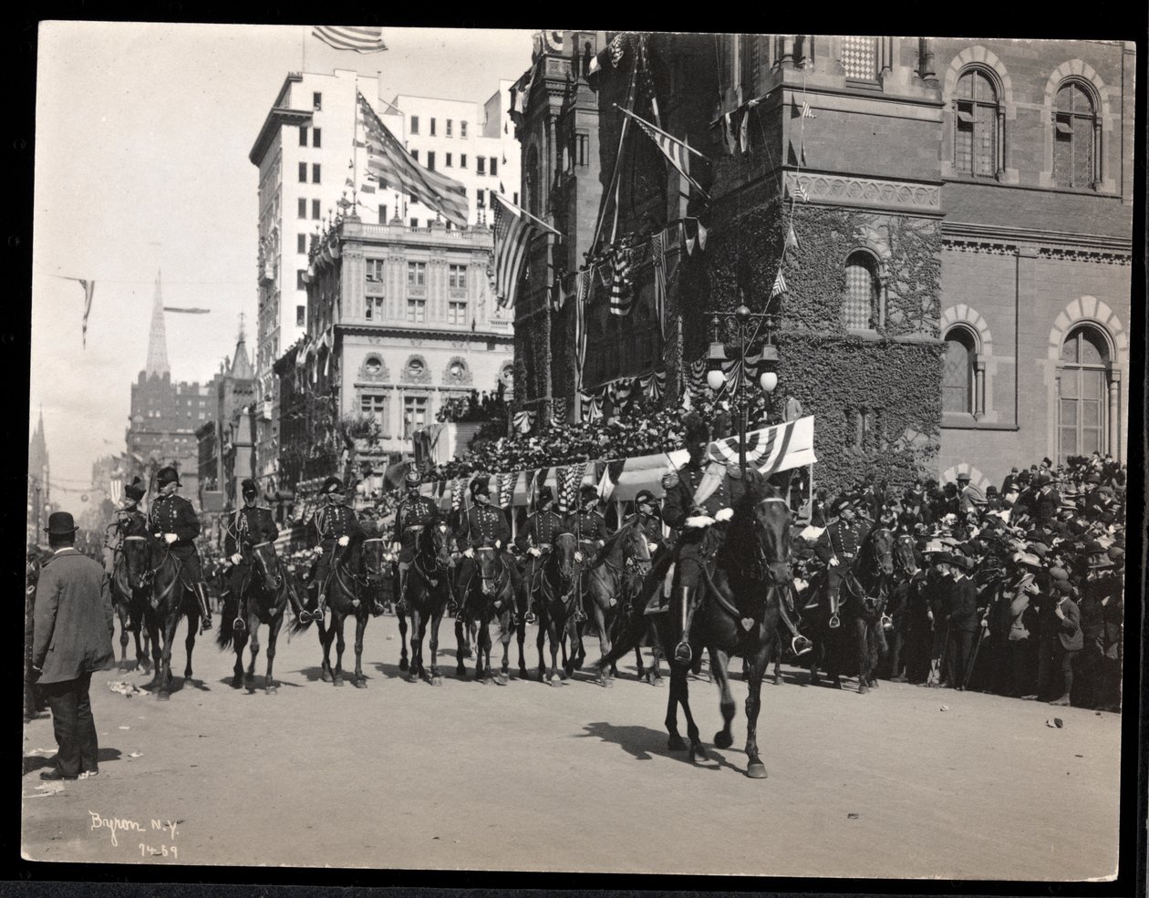 Udsigt over general Roe og guvernørens stab til hest i Dewey Parade på Fifth Avenue, New York, 1938 (sølv gelatinetryk) af Byron Company