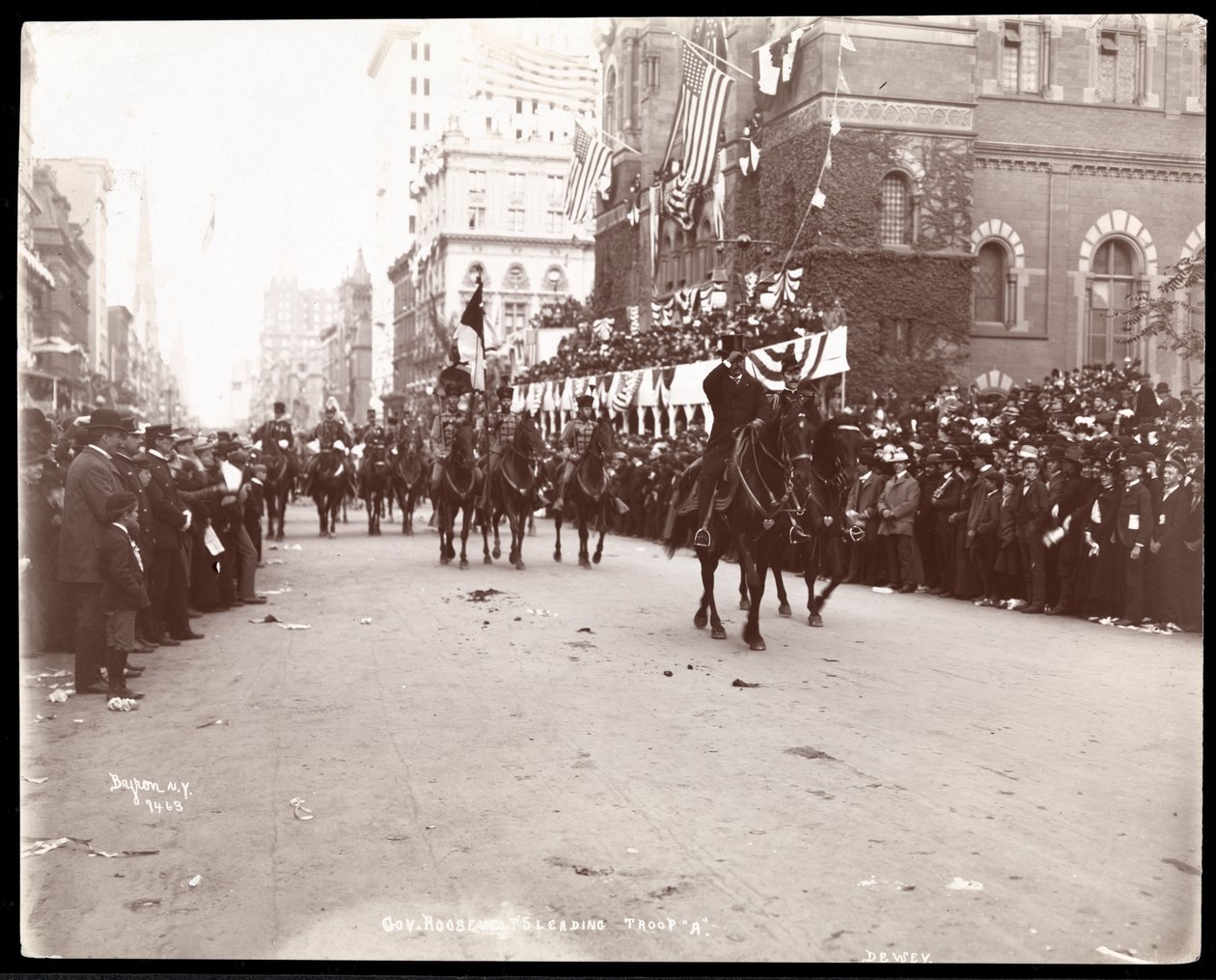 Udsigt over guvernør Theodore Roosevelt, der leder Troop A i Dewey Parade på Fifth Avenue, New York, 1899 (sølv gelatinetryk) af Byron Company
