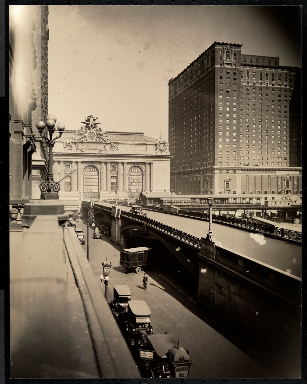 Udsigt over Park Avenue og 42nd Street, 1920 (sølvgelatineprint) af Byron Company