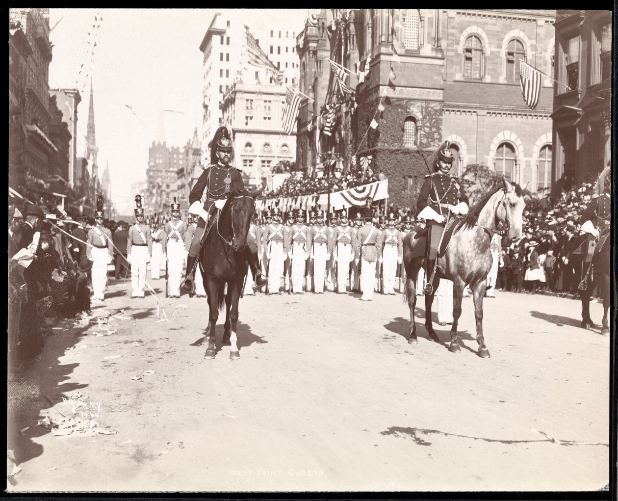 Udsigt over West Point-kadetter i Dewey Parade på Fifth Avenue, New York, 1899 (sølv gelatinetryk) af Byron Company