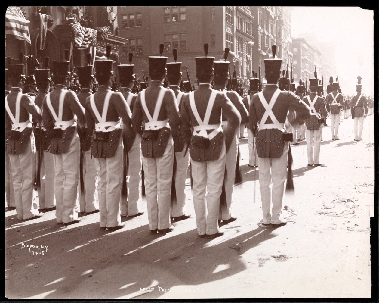 Udsigt over West Point-kadetter i Dewey Parade på Fifth Avenue, New York, 1899 (sølv gelatinetryk) af Byron Company