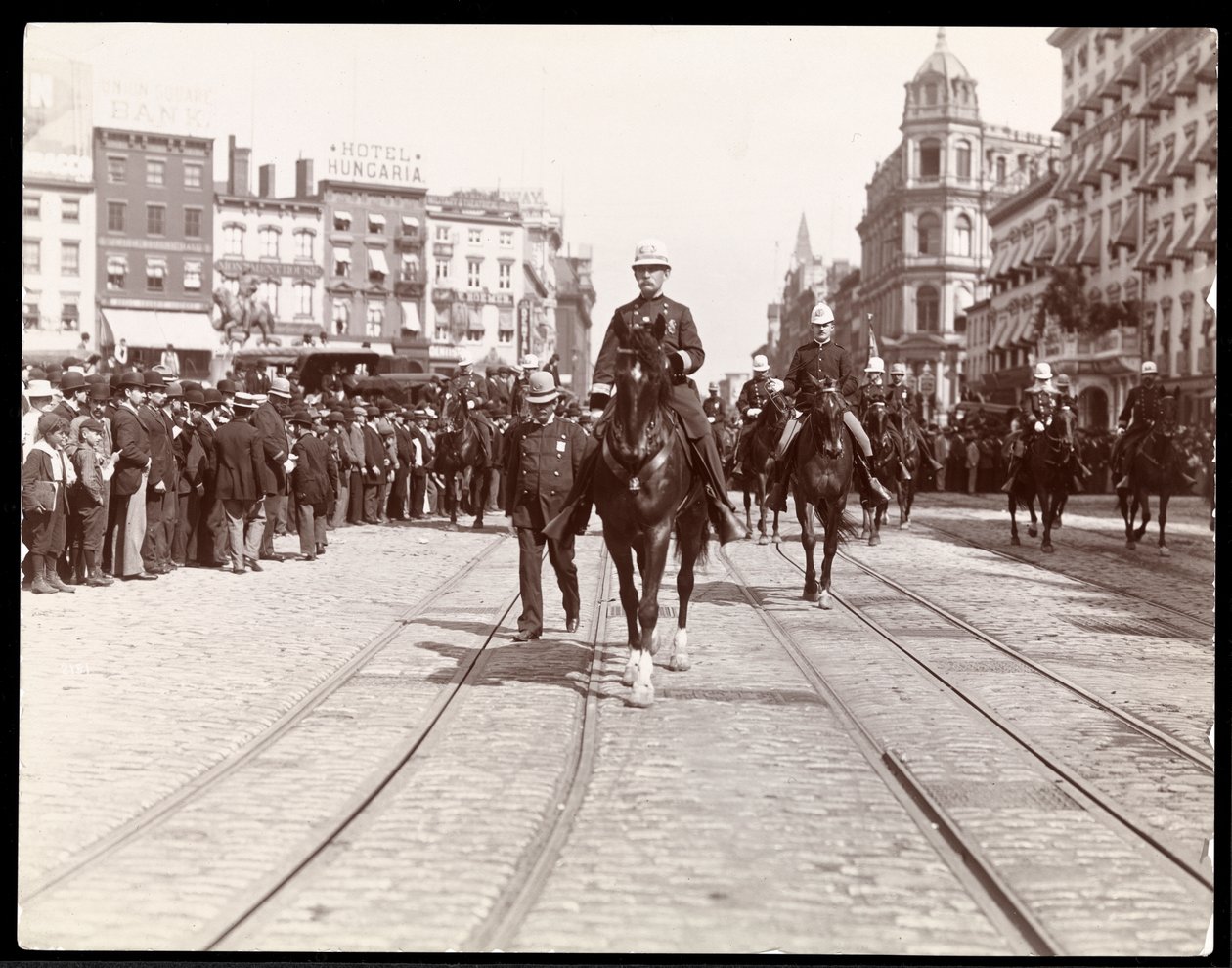 Udsigt over en New York politiparade på Union Square, New York, 1898 (sølv gelatinetryk) af Byron Company