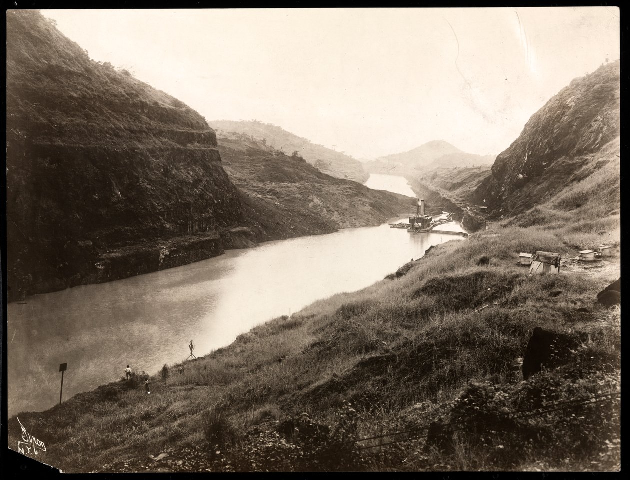 Udsigt over en nygravet del af Panamakanalen under opførelsen, 1912 eller 1913 (sølvgelatineprint) af Byron Company