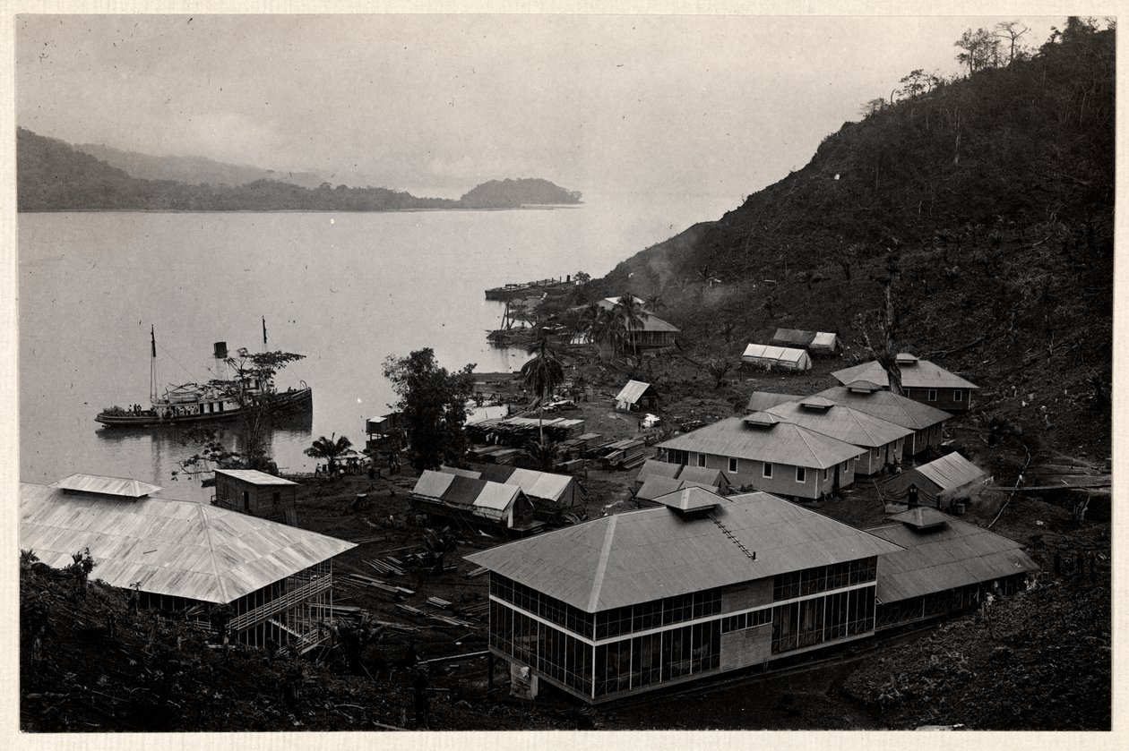 Udsigt over en gruppe bygninger nær en stor vandmasse under konstruktionen af Panamakanalen, 1912 eller 1913 (sølv gelatinetryk) af Byron Company