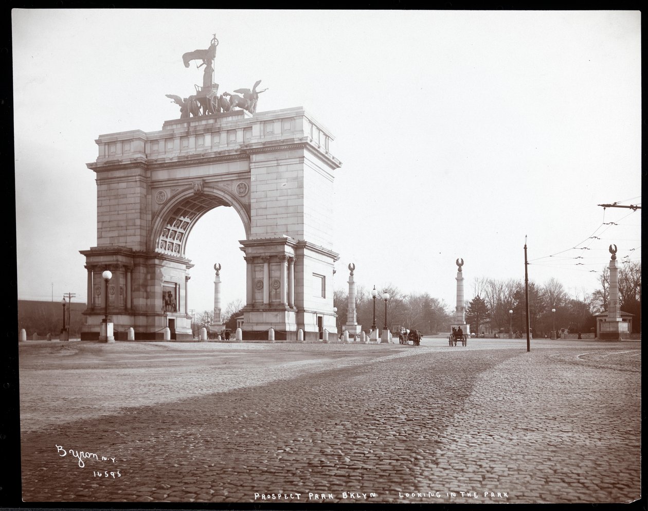 Udsigt til en hestetrukket vogn ved indgangen til Prospect Park, Brooklyn, 1903 (sølvgelatineprint) af Byron Company