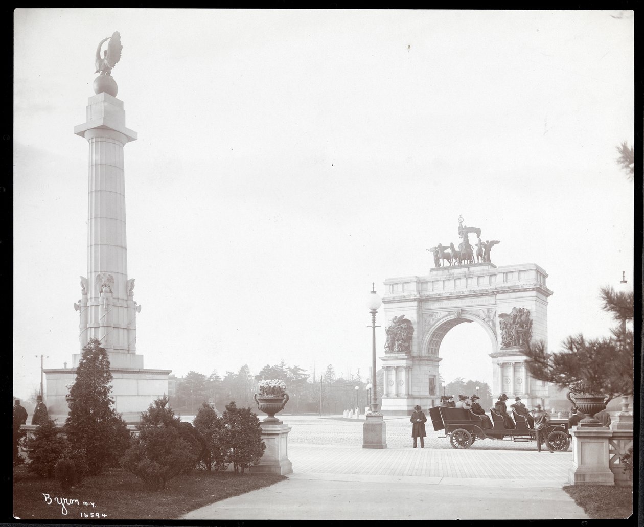 Udsigt til en hestetrukket vogn ved indgangen til Prospect Park, Brooklyn, 1903 (sølvgelatineprint) af Byron Company