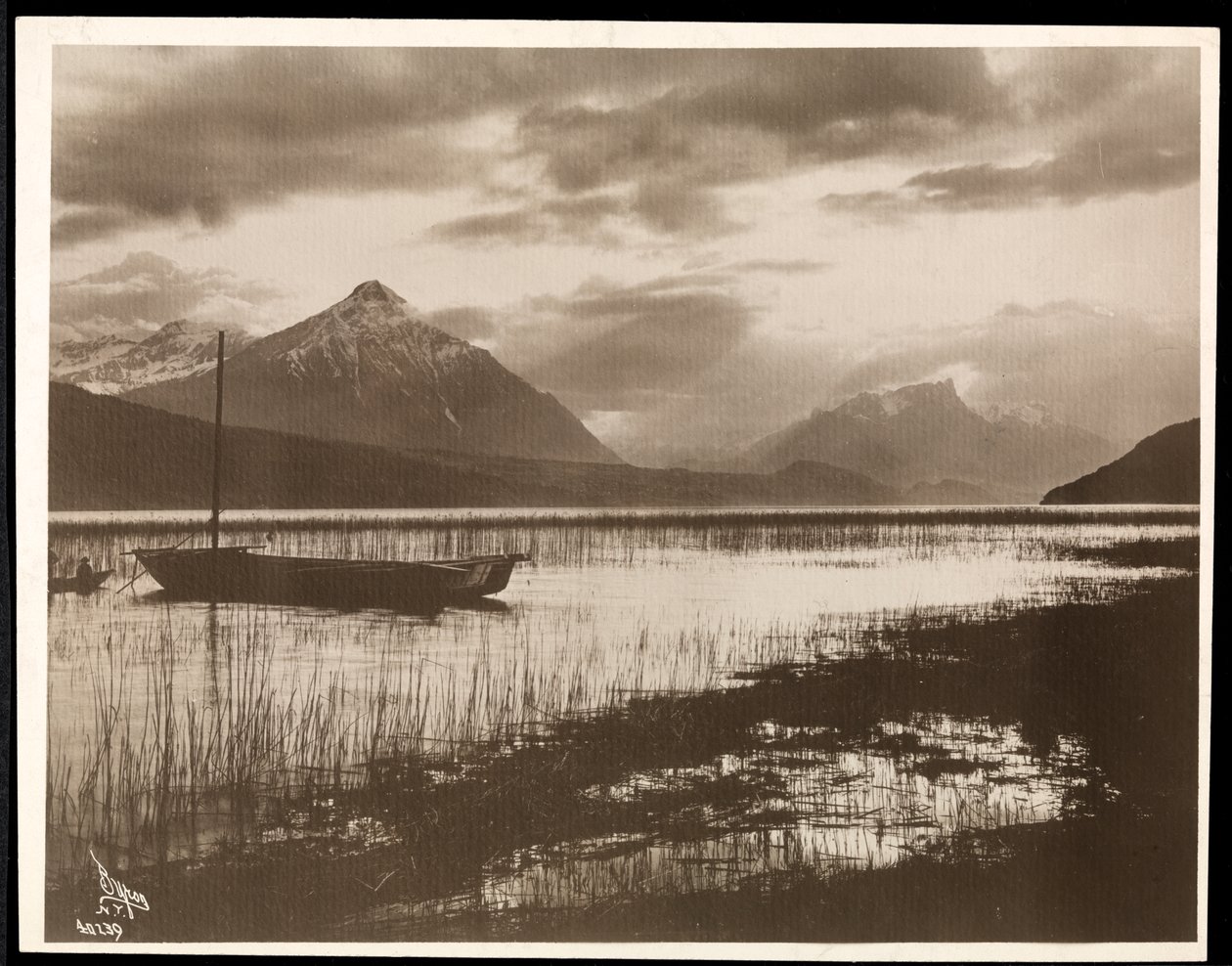Udsigt over en sø og en båd under konstruktionen af Panamakanalen, 1912 eller 1913 (sølv gelatinetryk) af Byron Company