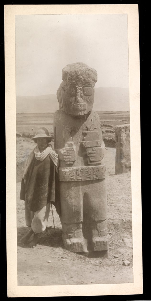 Udsigt over en stor skulpturel figur, tilsyneladende en oldtid, med en mand ved siden af, 1896 (sølv gelatinetryk) af Byron Company