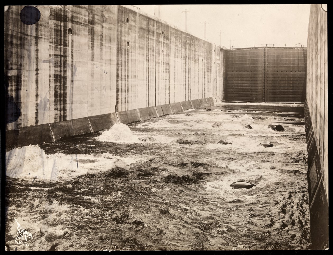 Udsigt over en lås under konstruktionen af Panamakanalen, 1913 (sølv gelatinetryk) af Byron Company