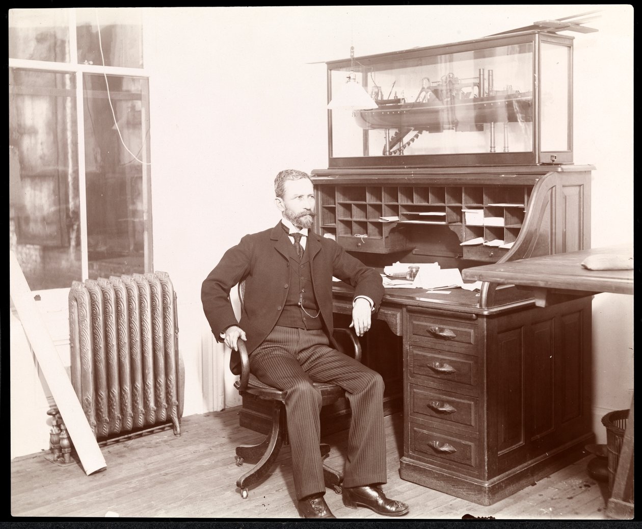 Udsigt af en mand ved et skrivebord, formentlig en del af Nicaragua Canal Commission, Nicaragua, 1902 (sølv gelatinetryk) af Byron Company