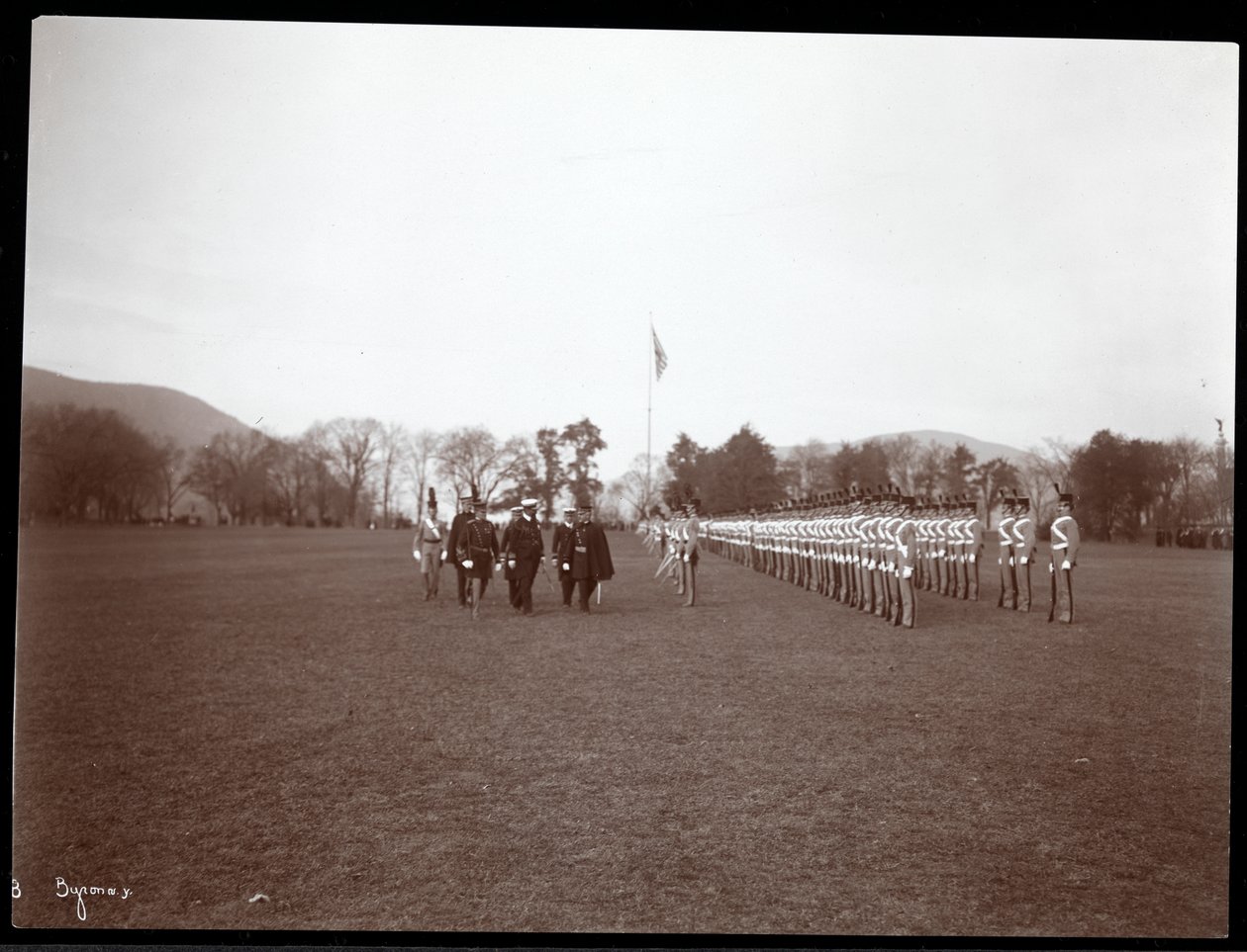 Udsigt over en militær inspektion ved West Point efter besøg af prins Louis af Battenberg, 1905 (sølv gelatinetryk) af Byron Company