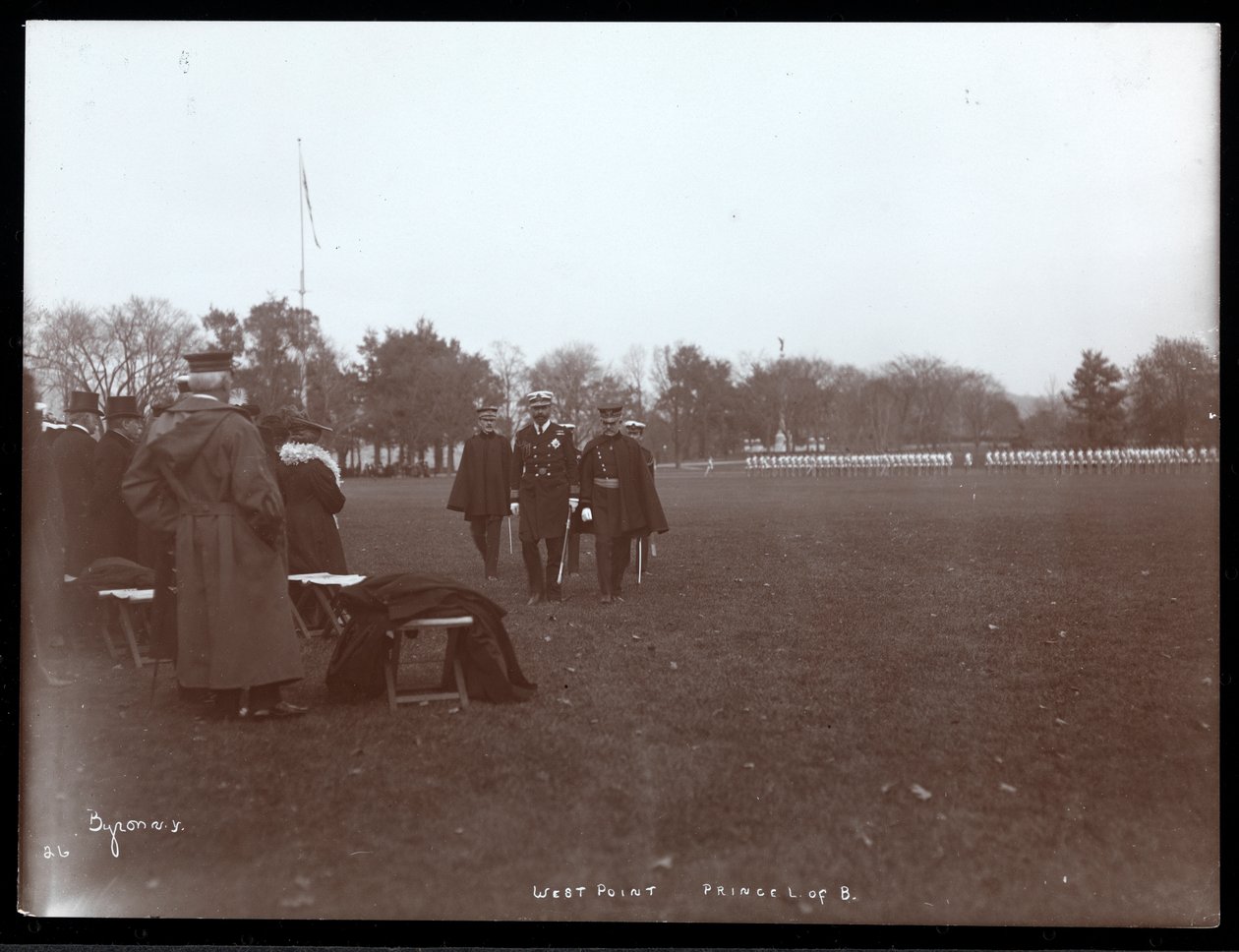 Udsigt over en militær inspektion ved West Point efter besøg af prins Louis af Battenberg, 1905 (sølv gelatinetryk) af Byron Company