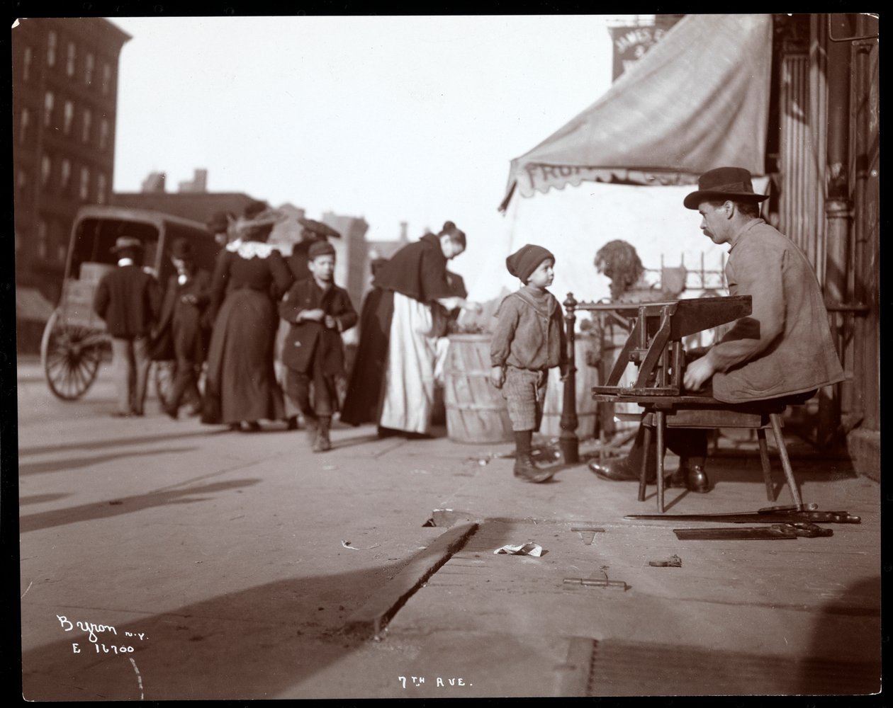 Udsigt til en kræmmer på 7th Avenue, New York, 1903 (sølvgelatineprint) af Byron Company