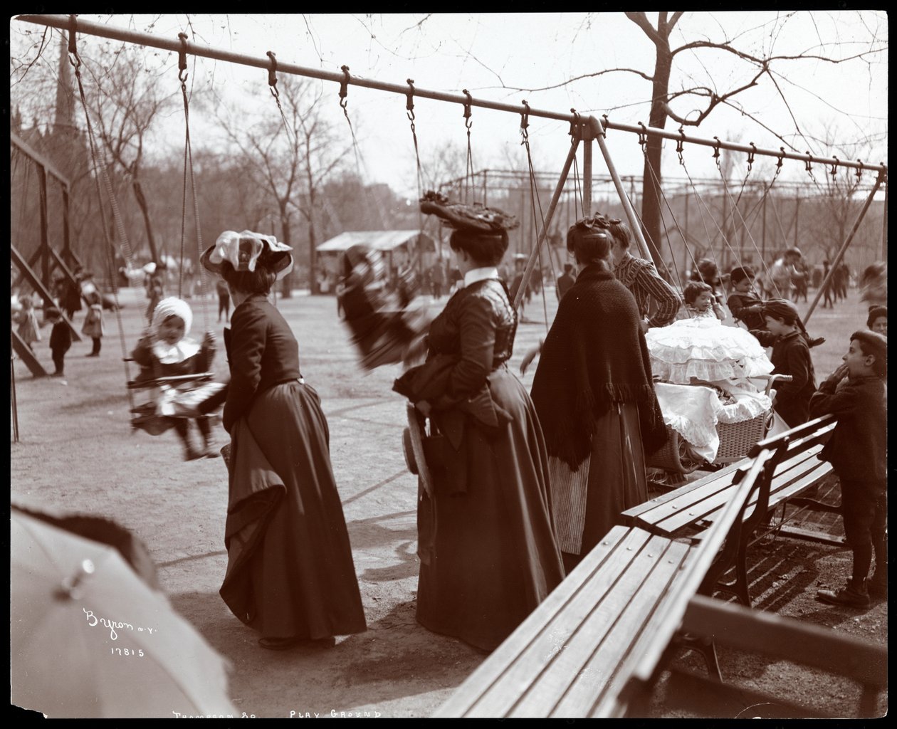 En kvinde skubber børn på gyngerne i Tompkins Square Park på Arbor Day, New York, 1904 (sølvgelatineprint) af Byron Company