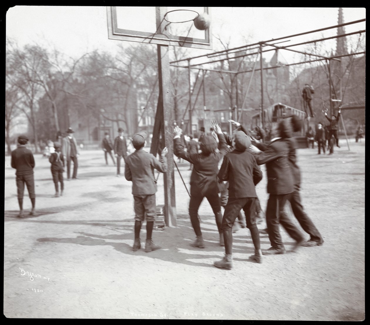 Udsigt af drenge, der spiller basketball på en bane i Tompkins Square Park på Arbor Day, New York, 1904 (sølv gelatinetryk) af Byron Company