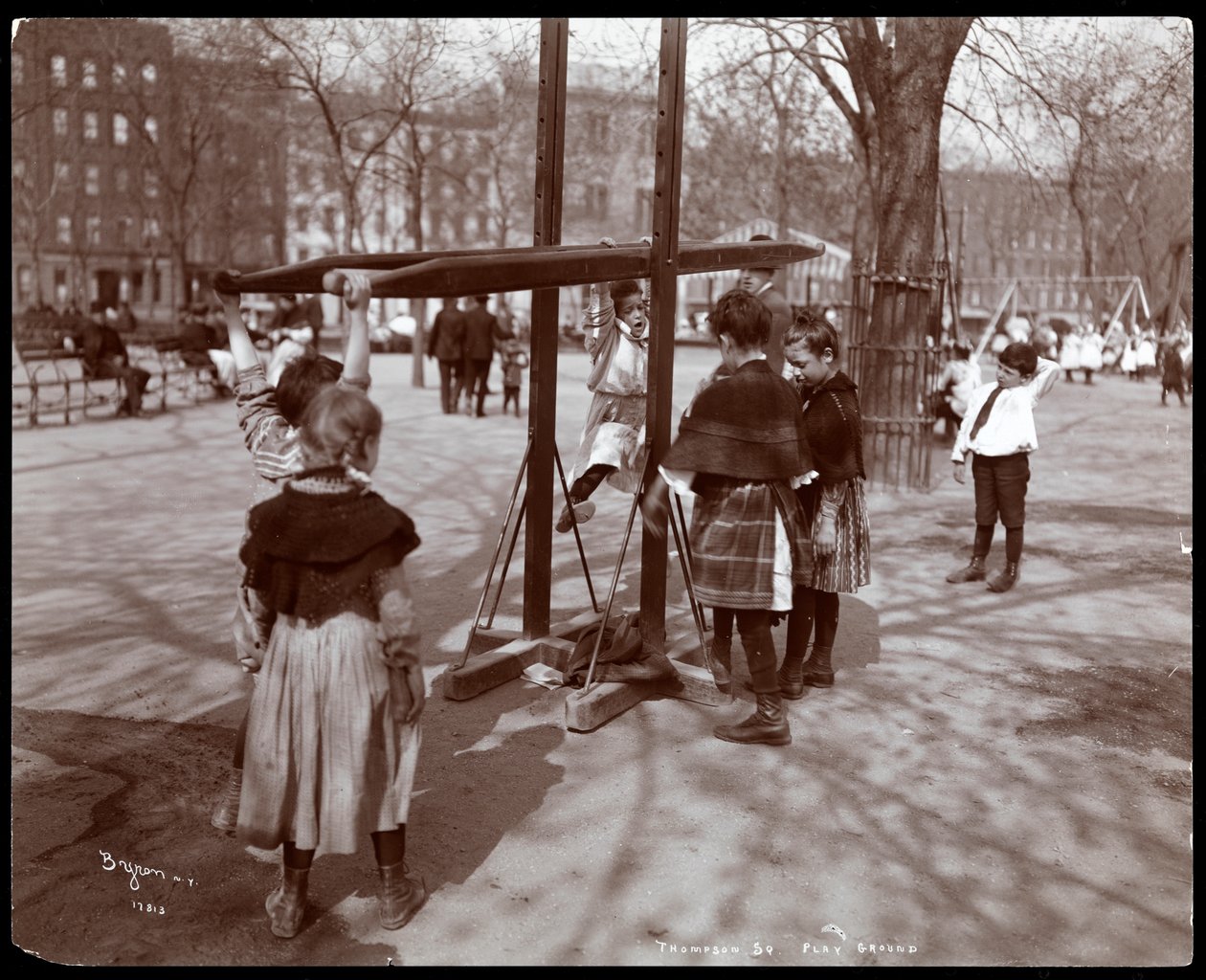 Udsigt af børn, der leger på legeredskaber i Tompkins Square Park, på Arbor Day, New York, 1904 (sølv gelatinetryk) af Byron Company