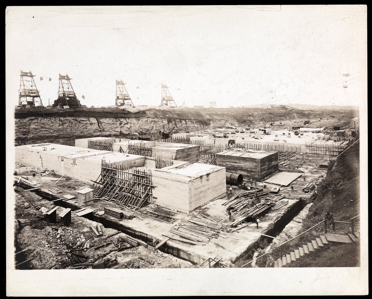 Udsigt over konstruktionen af Panamakanalen med synlige betonformer og udgravning, 1912 eller 1913 (sølv gelatinetryk) af Byron Company
