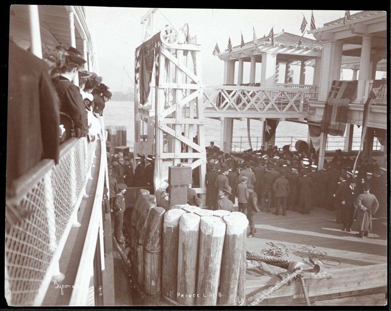 Udsigt over folkemængderne på C.W. Morse og på 42nd Street-dokken ved Hudson-floden efter besøget af prins Louis af Battenberg, 1905 (sølv gelatinetryk) af Byron Company