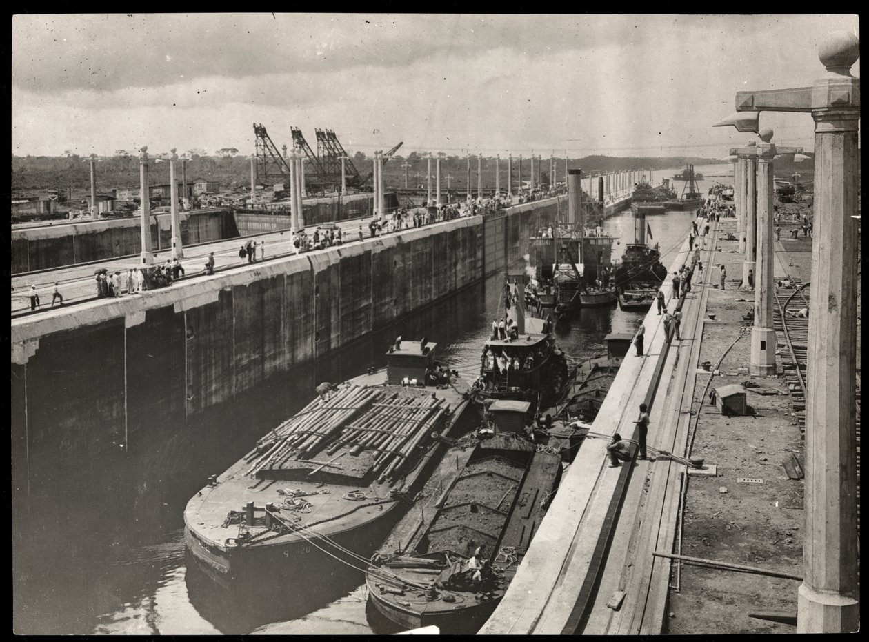 Udsigt over skrabere og både ved en sluse i Panamakanalen under konstruktion, 1912 eller 1913 (sølv gelatinetryk) af Byron Company