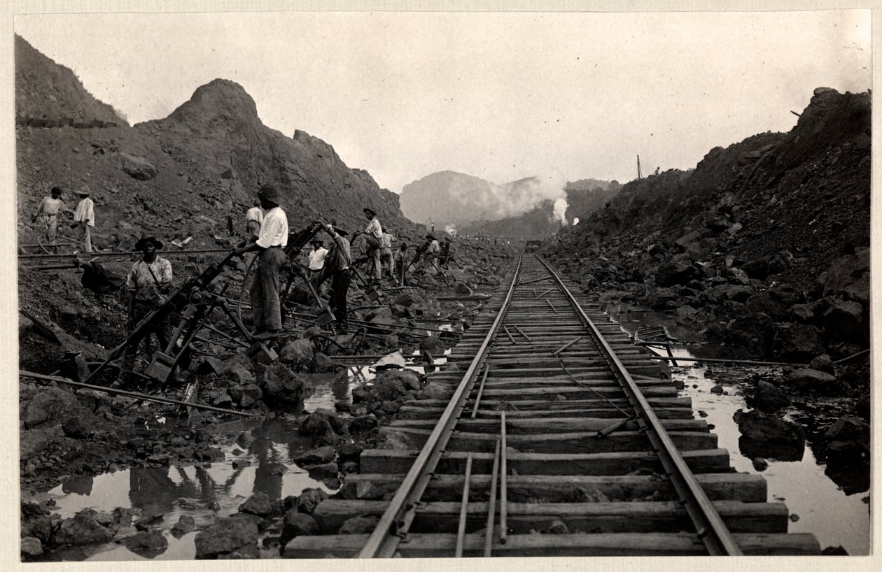 Udsigt over arbejdere, der graver Panamakanalen med jernbanespor gennem skyttegraven, 1912 eller 1913 (sølv gelatinetryk) af Byron Company