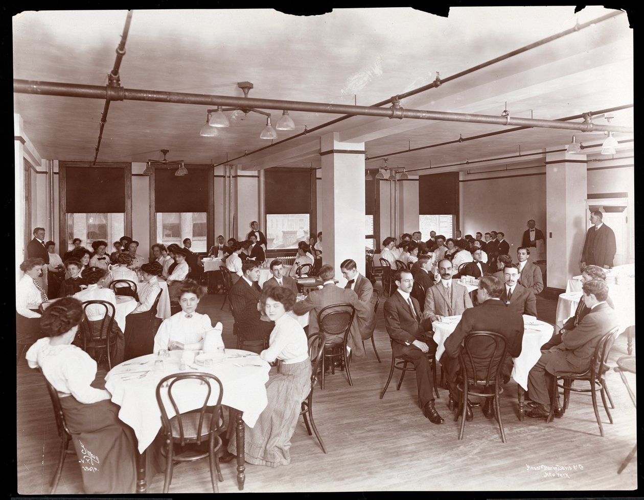 Udsigt over mænd og kvinder, der spiser i et cafeteria i Parke, Davis und Co., kemikere, Hudson und Vestry Streets, New York, 1910 (sølv gelatinetryk) af Byron Company