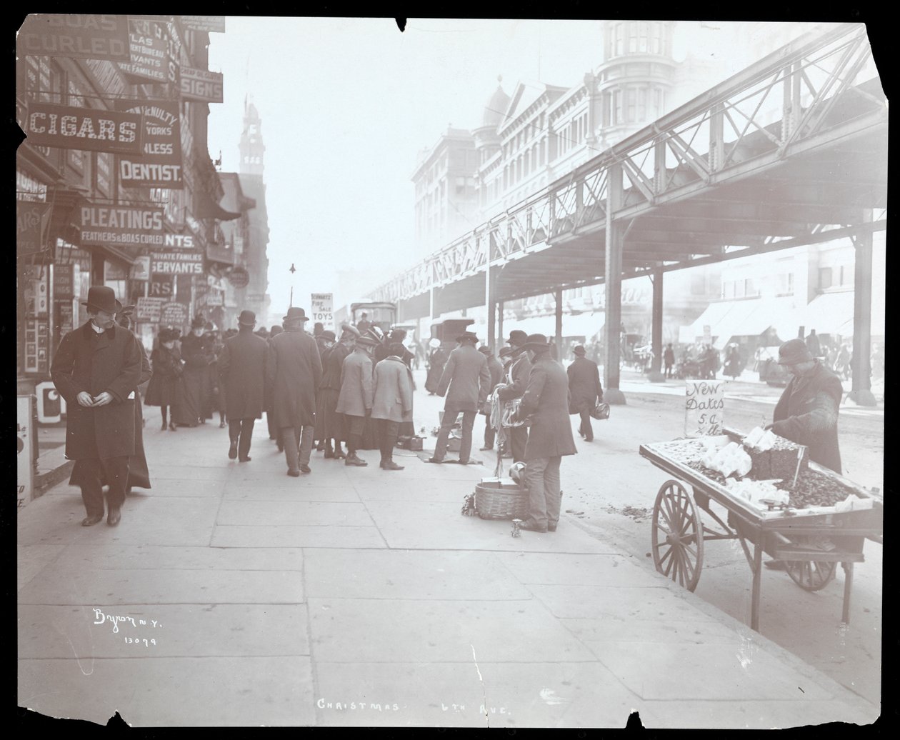 Udsigt over kræmmere, der sælger legetøj og dadler på 6th Avenue ved juletid, New York, 1903 (sølv gelatinetryk) af Byron Company