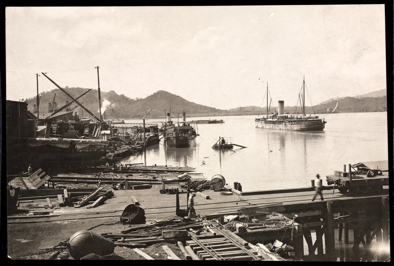 Udsigt over molen og skib i havnen ved Balboa, Panama, Stillehavsindgangen til kanalen, 1912 eller 1913 (sølv gelatinetryk) af Byron Company