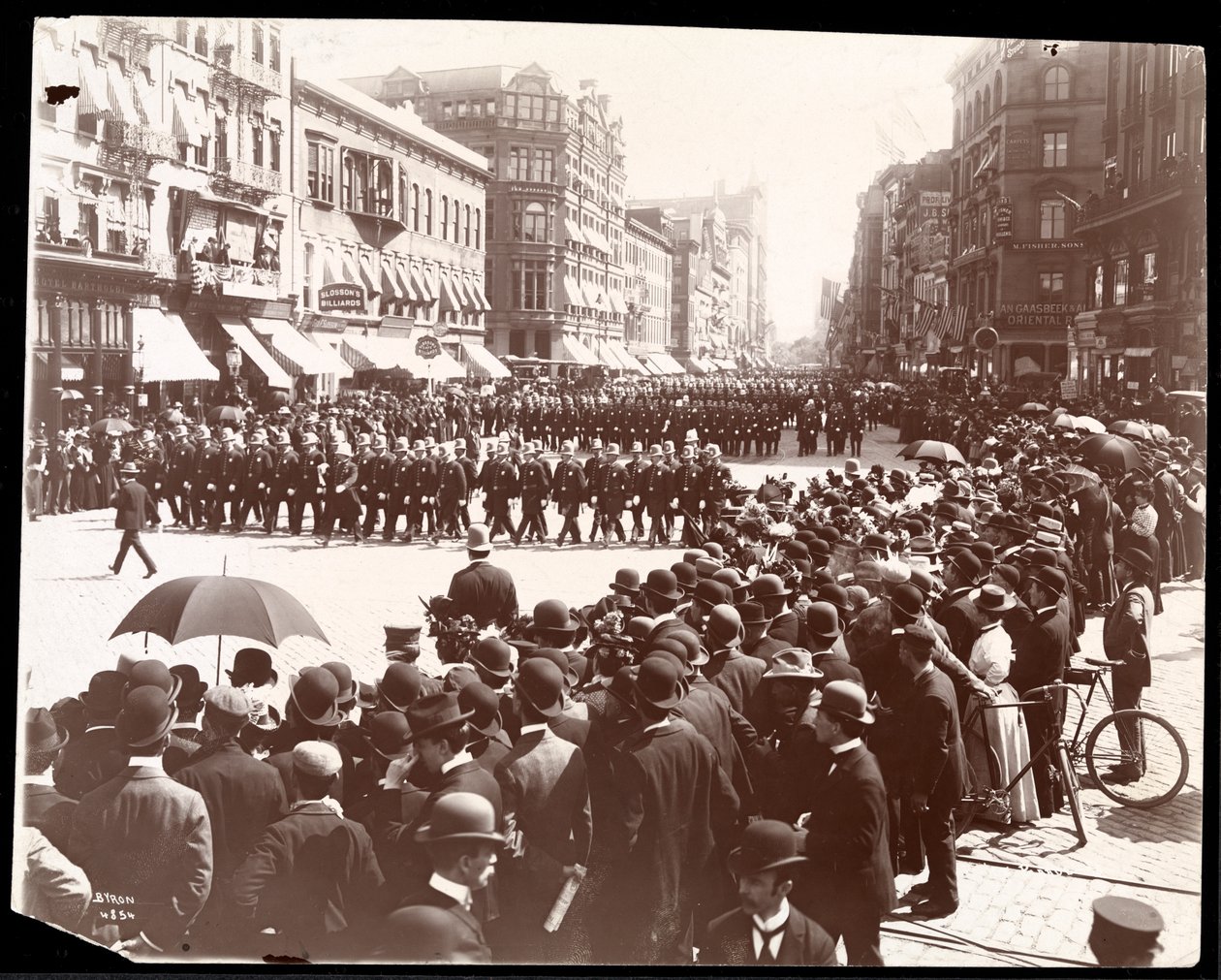 Udsigt af politiet, der marcherer i en New York City politiparade, New York, 1898 (sølv gelatinetryk) af Byron Company