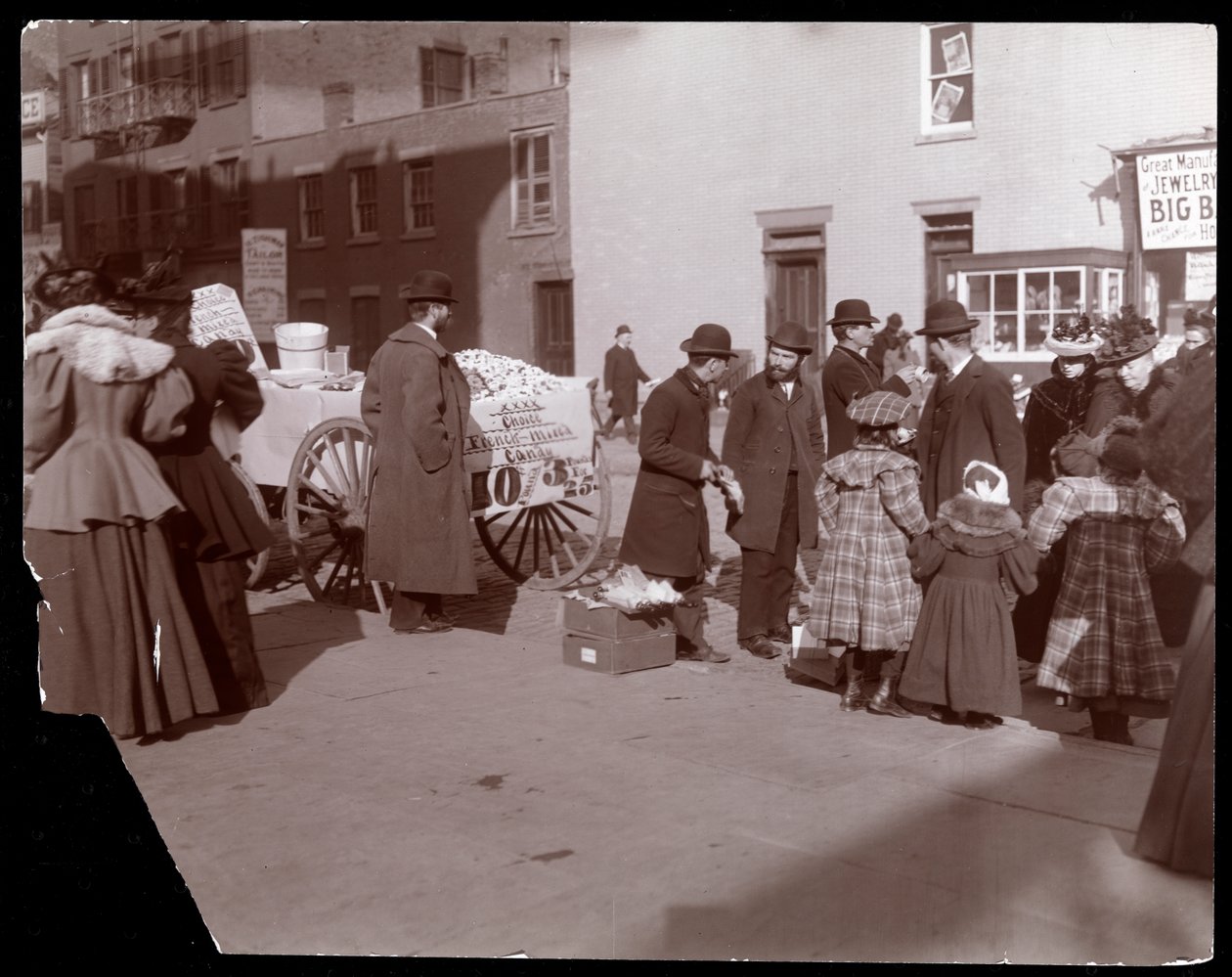 Udsigt over gadesælgere, der sælger fransk blandet slik og andre varer nær 6th Avenue, New York, ca. 1895 (sølv gelatinetryk) af Byron Company