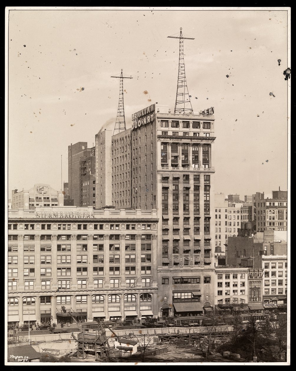 Udsigt over Aeolian Building over Bryant Park, 29 West 42nd Street, New York, 1924 (sølv gelatinetryk) af Byron Company