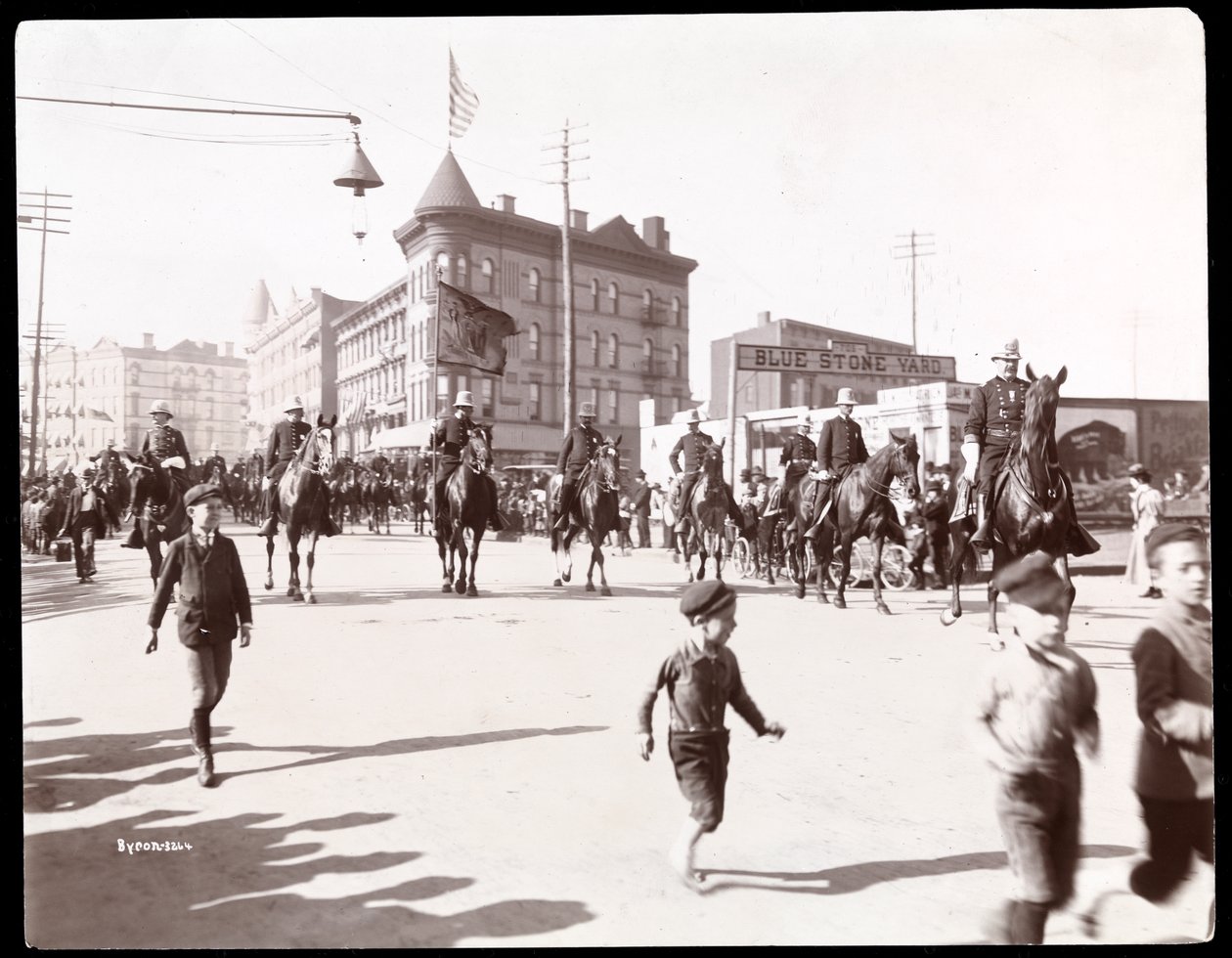 Udsigt over Brooklyn Police Parade, 1897 (sølv gelatinetryk) af Byron Company