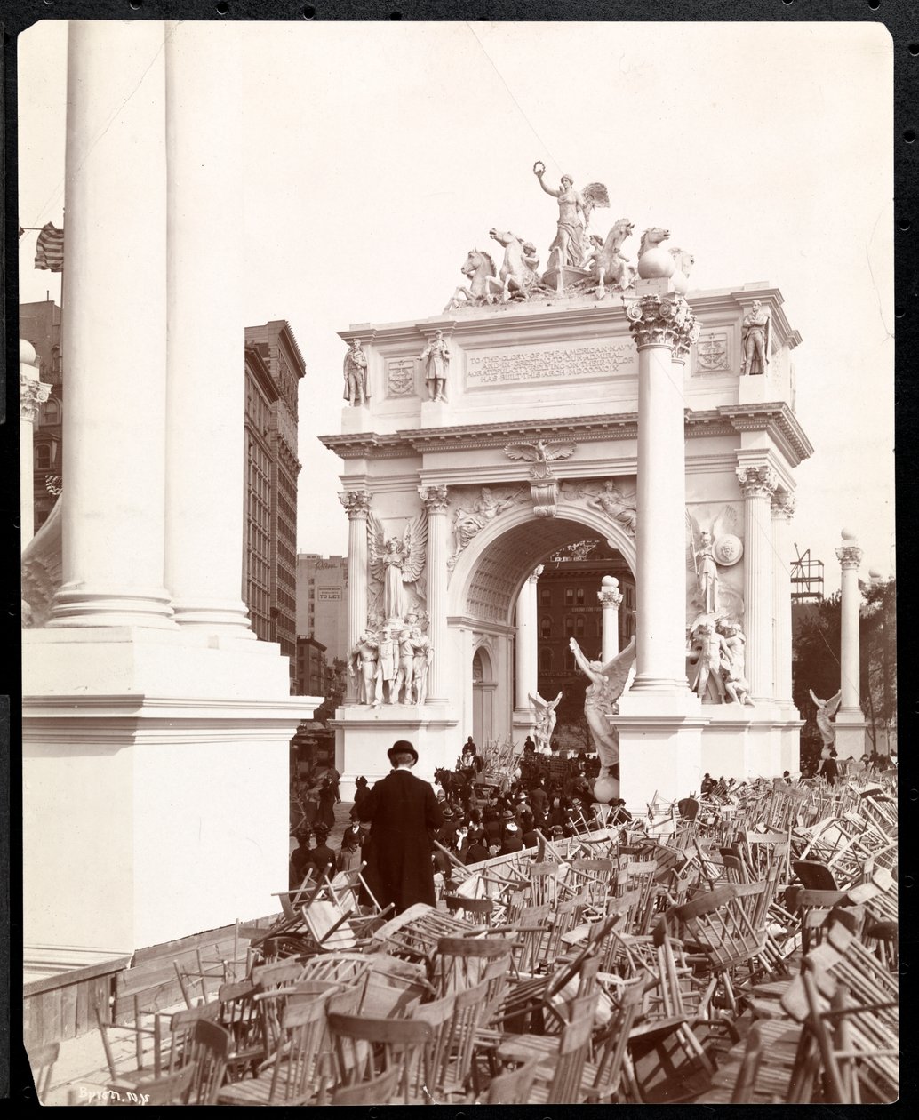 Udsigt over Dewey Arch ved 5th Avenue og Madison Square efter Dewey Parade, New York, 1899 (sølv gelatinetryk) af Byron Company