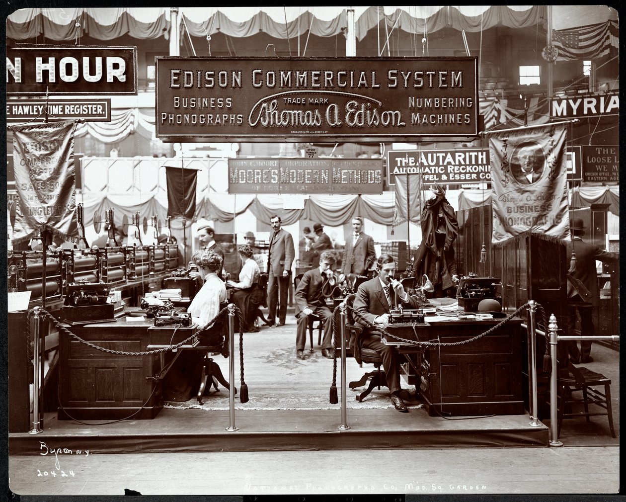 Udsigt over Edison Co.-standen med kontorudstyr på en messe i Madison Square Garden, New York, 1905 (sølv gelatinetryk) af Byron Company