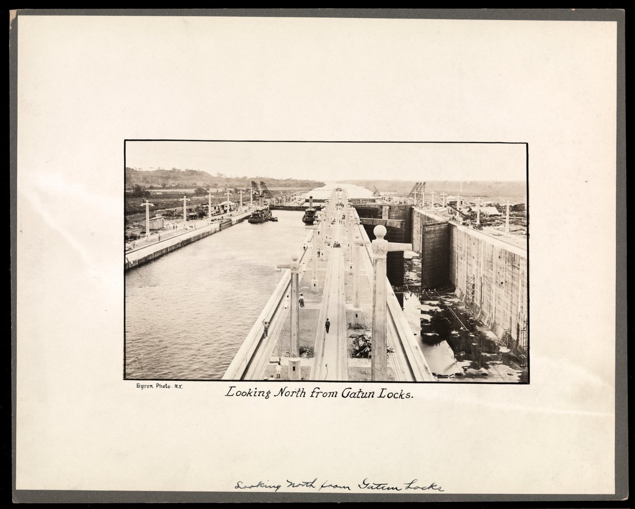 Udsigt over Gatun-sluserne på Panamakanalen, under konstruktion, 1912 eller 1913 (sølv gelatinetryk) af Byron Company