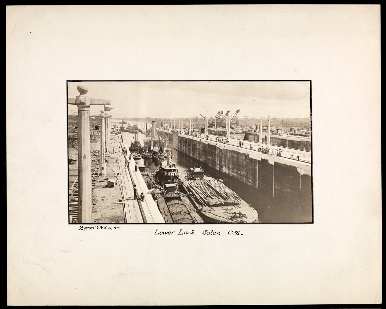 Udsigt over Gatun-sluserne på Panamakanalen, under konstruktion, 1912 eller 1913 (sølv gelatinetryk) af Byron Company