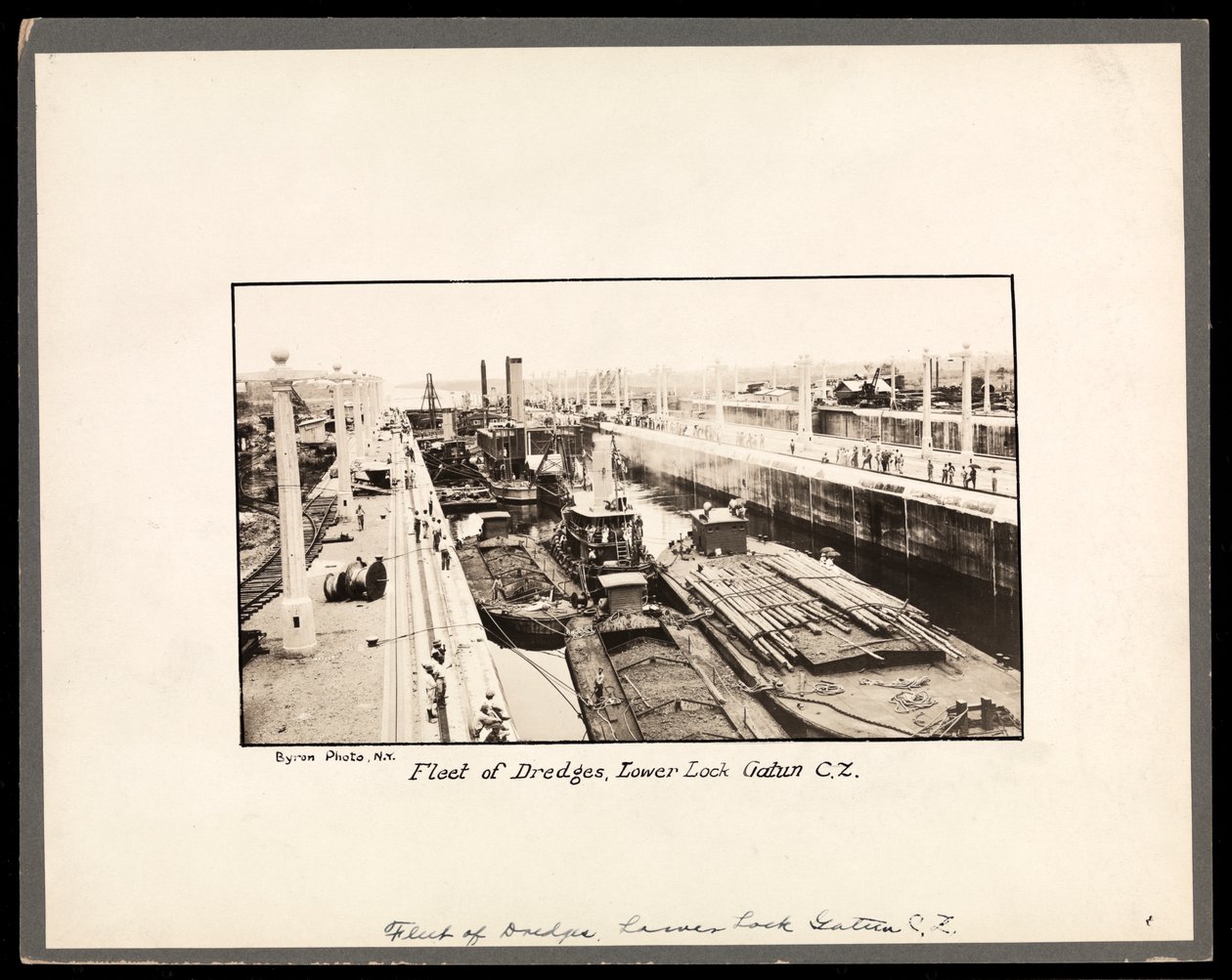 Udsigt over Gatun-sluserne på Panamakanalen, under konstruktion, 1912 eller 1913 (sølv gelatinetryk) af Byron Company
