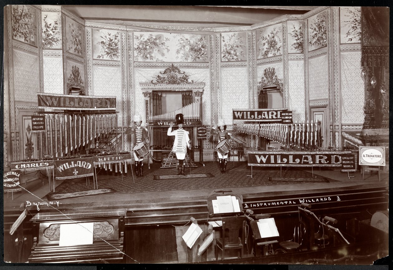 View of the Instrumental Willards, i kostume på en kunstfærdig scene fyldt med unikke musikinstrumenter, New York, 1907 (sølv gelatinetryk) af Byron Company