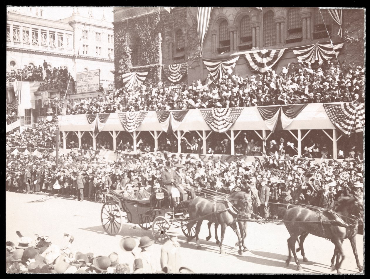 Udsigt over menneskemængden og en hestevogn i Dewey Parade på Fifth Avenue, New York, 1899 (sølv gelatinetryk) af Byron Company