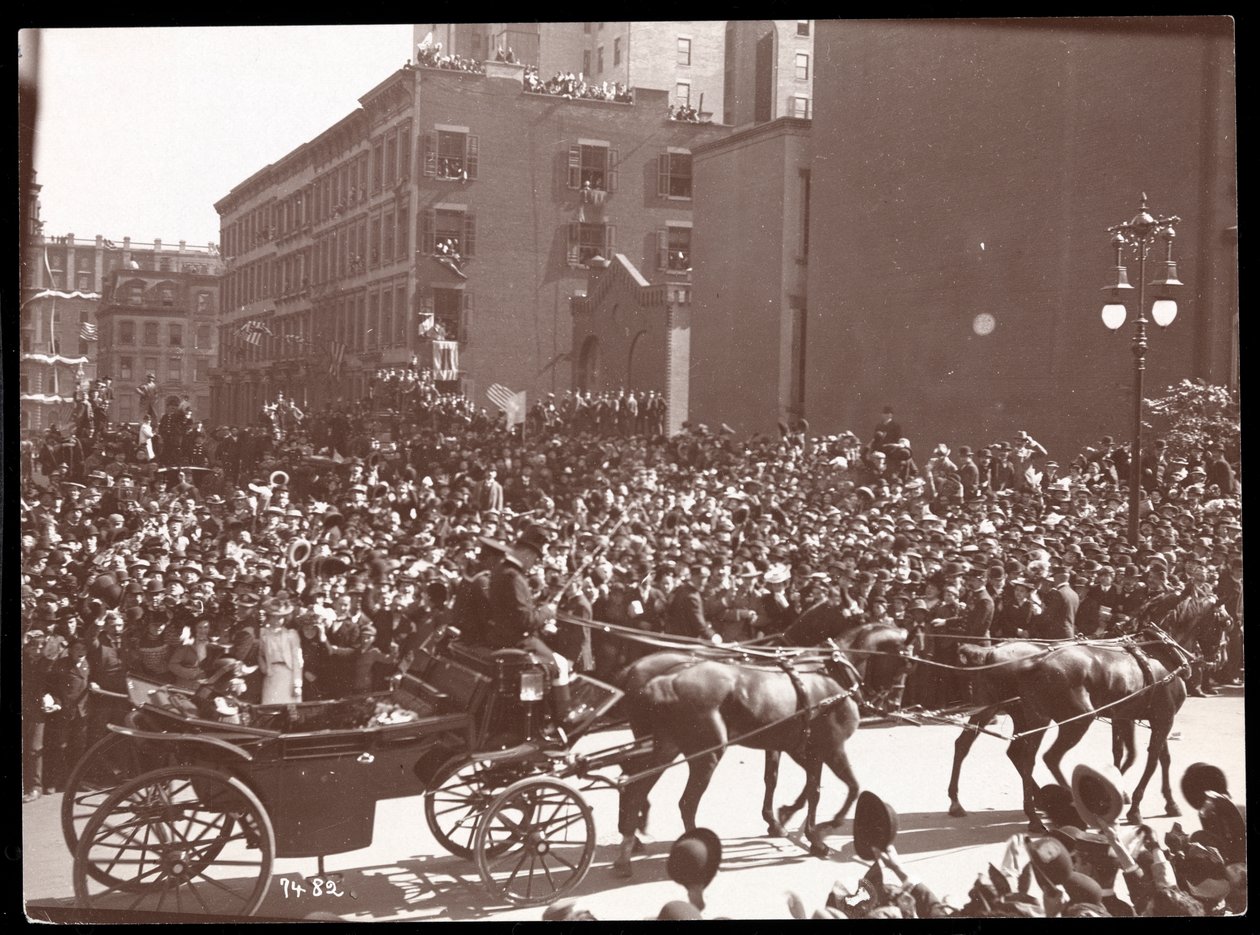 Udsigt over menneskemængden og en hestevogn i Dewey Parade på Fifth Avenue, New York, 1899 (sølv gelatinetryk) af Byron Company