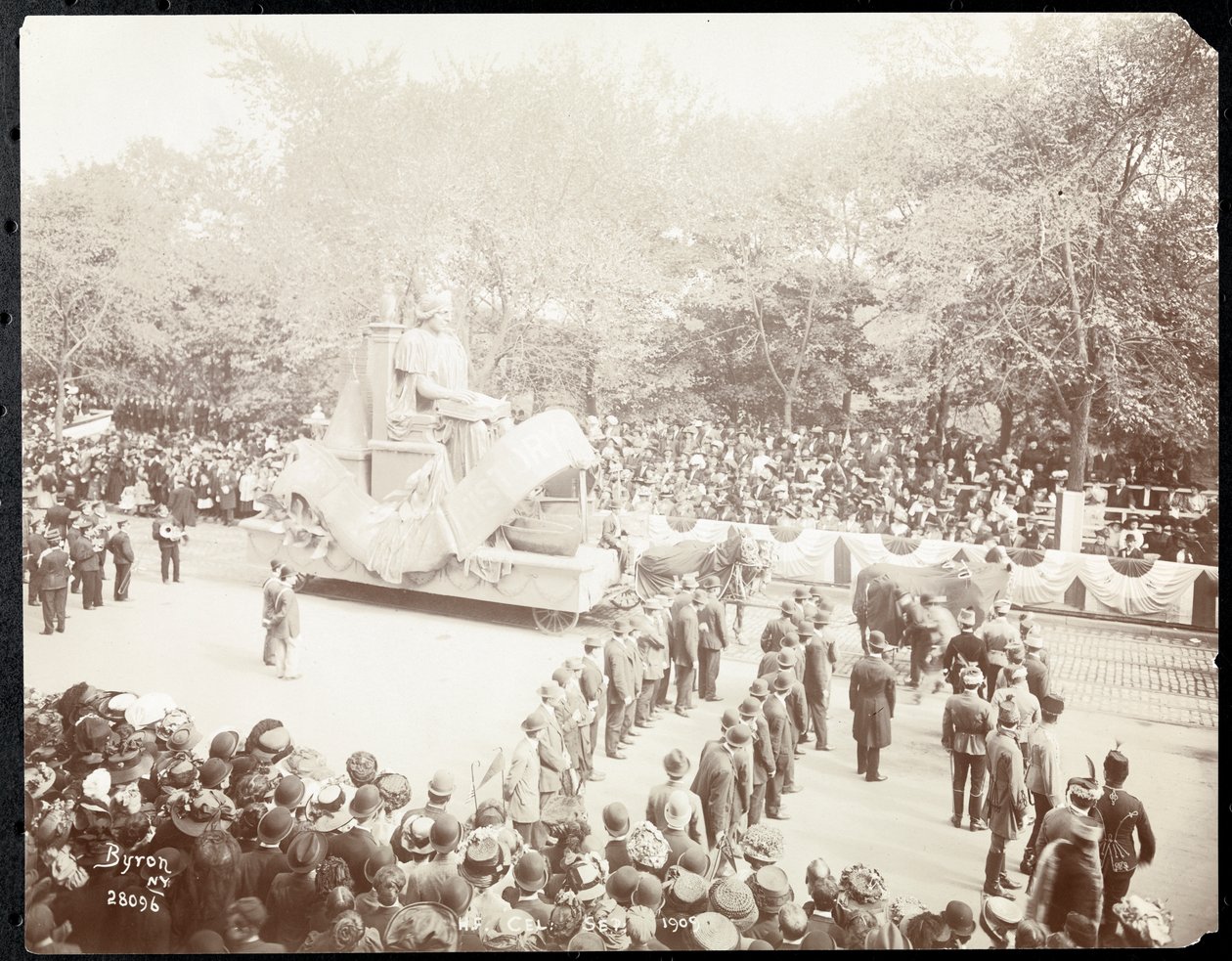 Udsigt over menneskemængden og en hest trukket flyder ved paraden af Hudson Fulton Celebration, New York, september 1909 (sølv gelatinetryk) af Byron Company